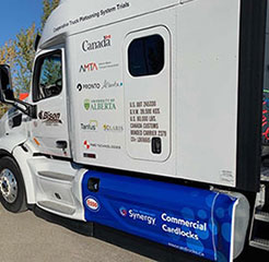 Photo de la cabine de l’un des deux camions participant à l’essai du système coopératif de circulation en peloton des camions.